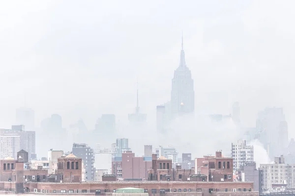 Misty New York City Manhattan skyline avec Empire State Building . — Photo