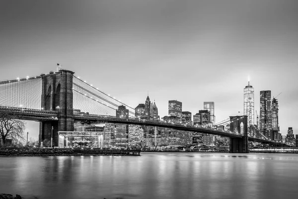 Бруклинский мост в сумерках, Нью-Йорк. — стоковое фото