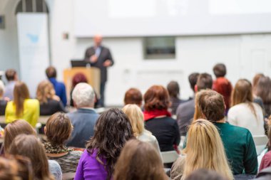 Konferans salonundaki izleyiciler..