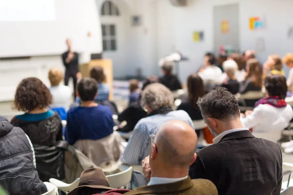 Mujer dando presentación en sala de conferencias en la universidad. — Foto de Stock