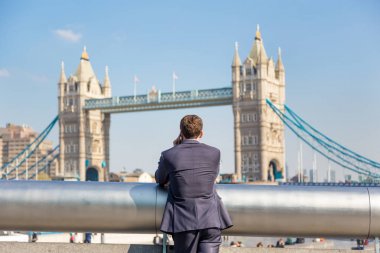 İngiliz işadamı cep telefonunda London city, İngiltere'de açık söz.