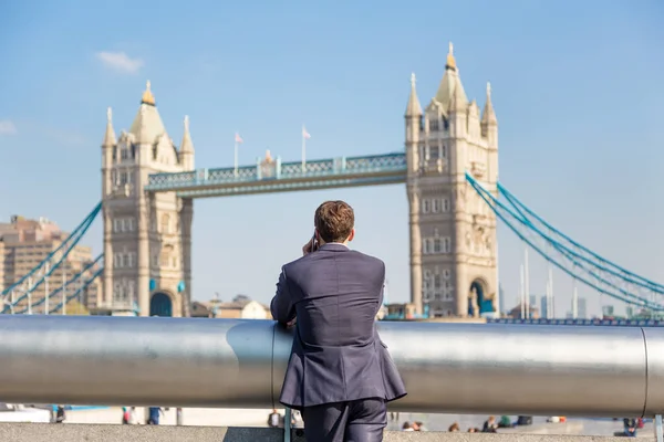 Britský podnikatel mluvit na mobilním telefonu venkovní v londýnské city, Velká Británie. — Stock fotografie