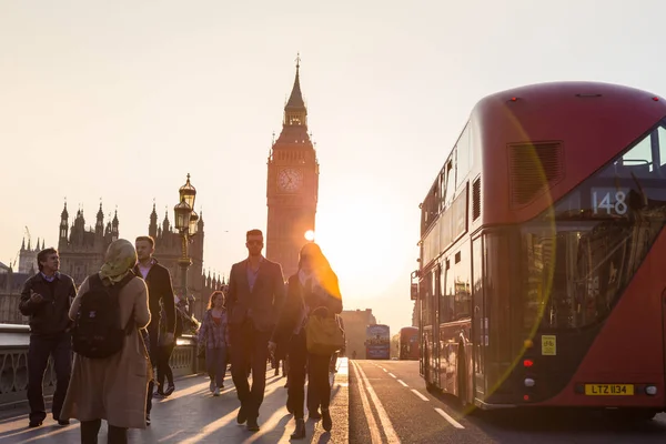Dopravní a náhodných lidí na Westminster Bridge v západu slunce, Londýn, Velká Británie. — Stock fotografie