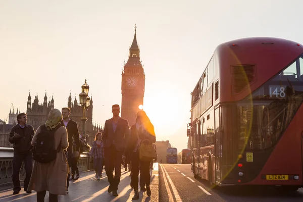 Tráfego e pessoas aleatórias em Westminster Bridge ao pôr do sol, Londres, Reino Unido . — Fotografia de Stock