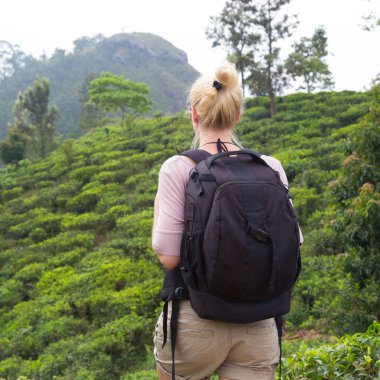 Kadın turist çay tarlaları, Sri Lanka, güzel doğanın keyfini.