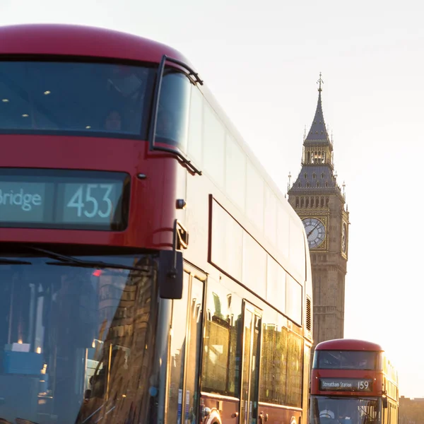 Autocarros de dois andares vermelho passando na ponte de Westminster, em Londres, Reino Unido. — Fotografia de Stock