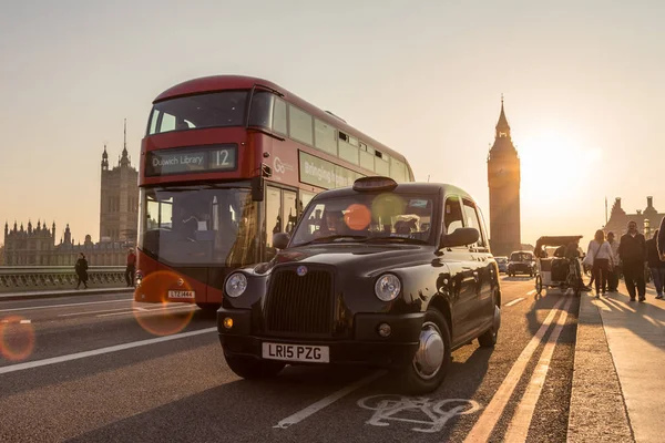 Dopravní a náhodných lidí na Westminster Bridge v západu slunce, Londýn, Velká Británie. — Stock fotografie