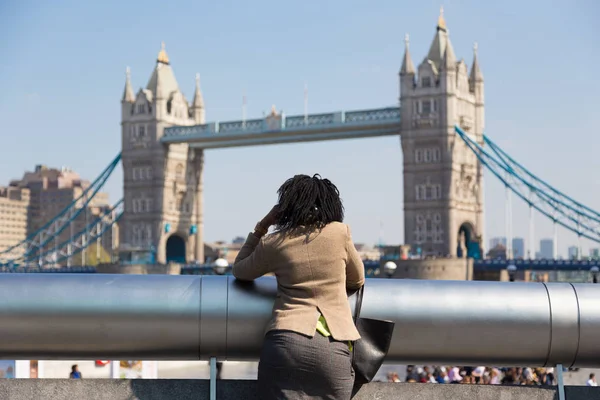 Femme d'affaires britannique parlant sur téléphone portable en plein air à Londres, Royaume-Uni . — Photo