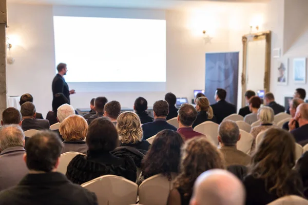 Openbare spreker geeft lezing op Business Event. — Stockfoto