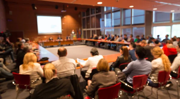 Öffentlicher Redner hält Vortrag bei Business Event. — Stockfoto