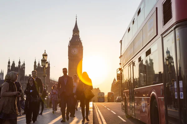 Tráfego e pessoas aleatórias em Westminster Bridge ao pôr do sol, Londres, Reino Unido . — Fotografia de Stock