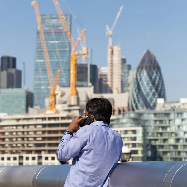 Podnikatel mluví na mobilním telefonu venkovní v londýnské city, Velká Británie. — Stock fotografie