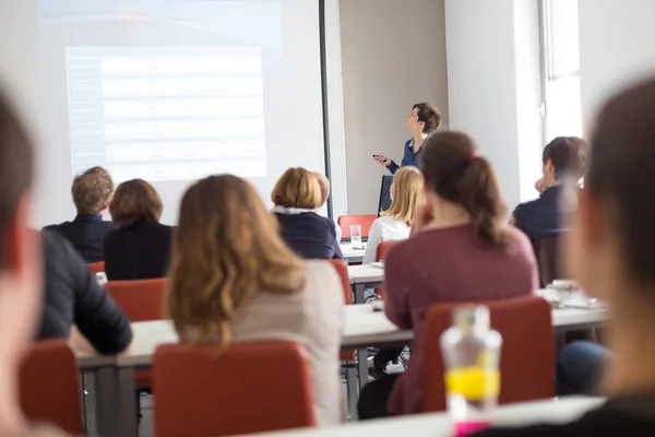 Woman giving presentation in lecture hall at university. — Stock Photo, Image