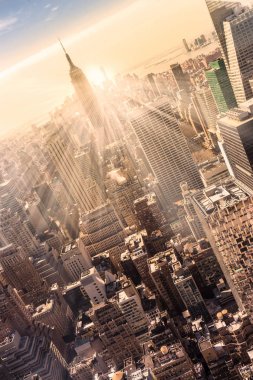 New York'un Manhattan siluetinin günbatımı içinde.