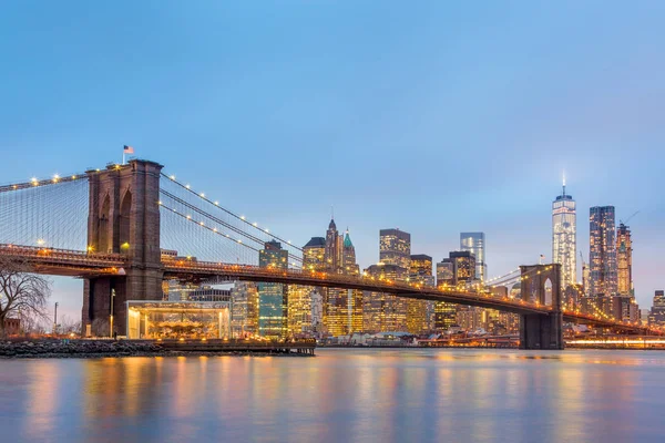 Brooklyn bridge at dusk, New York City. — Stock Photo, Image