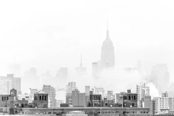 Misty New York City Manhattan skyline med Empire State Building. — Stockfoto