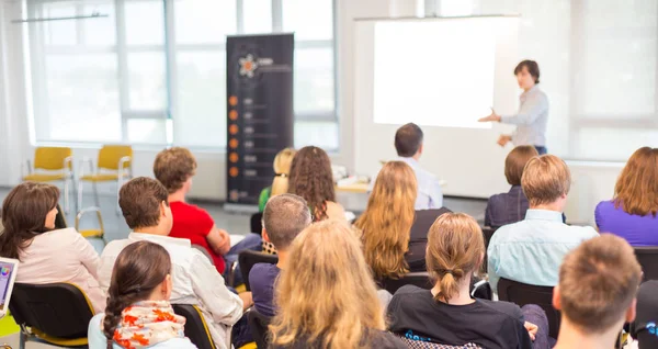 Žena dává prezentaci na obchodní konferenci. — Stock fotografie