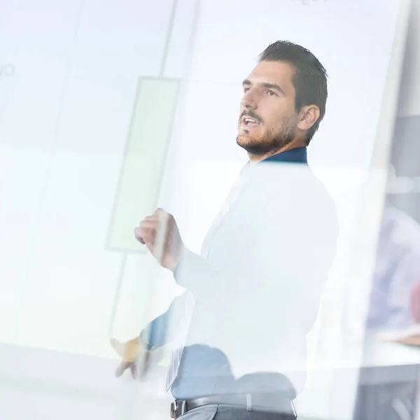 Geschäftspräsentation auf Unternehmenstreffen. — Stockfoto