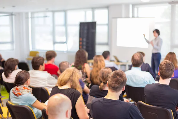 Frau hält Vortrag auf Wirtschaftskonferenz. — Stockfoto