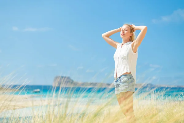 Kostenlose glückliche Frau genießt Sonne im Urlaub. — Stockfoto