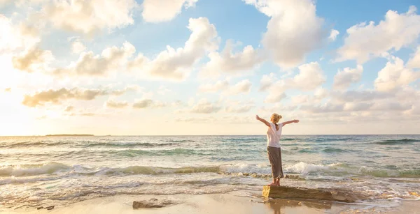Mujer feliz gratis disfrutando del atardecer en Sandy Beach —  Fotos de Stock