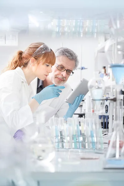 Onderzoekers in de gezondheidszorg die in een wetenschappelijk laboratorium werken. — Stockfoto