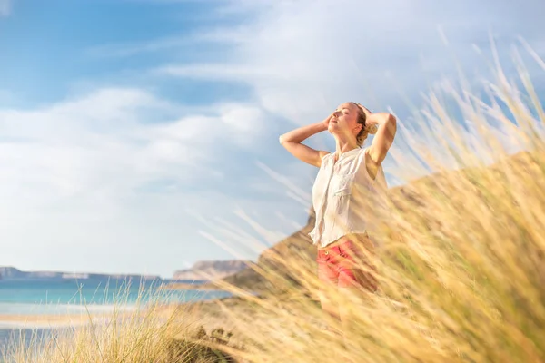 Kostenlose glückliche Frau genießt Sonne im Urlaub. — Stockfoto