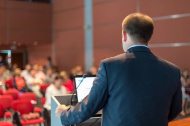 İş Etkinliği 'nde konuşma yapan konuşmacı.