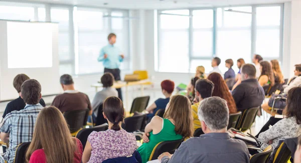 Palestrante dando apresentação em conferência de negócios. — Fotografia de Stock