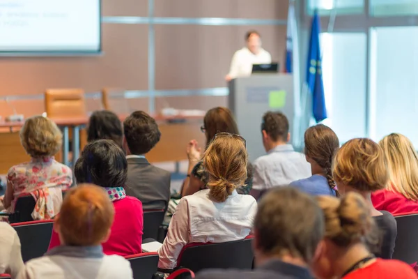 Palestrante dando apresentação em conferência de negócios. — Fotografia de Stock