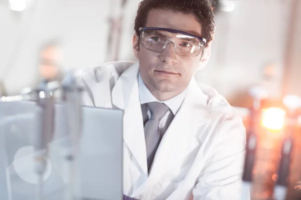 Portrait of an engineer in his working environment. — Stock Photo, Image