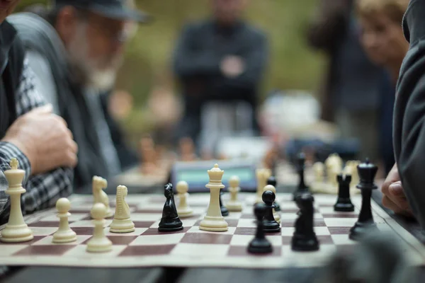 Nahaufnahme älterer Männer beim Schachspielen. — Stockfoto