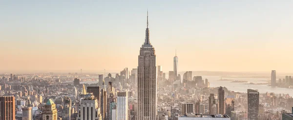 Ciudad de Nueva York Manhattan skyline centro al atardecer. — Foto de Stock