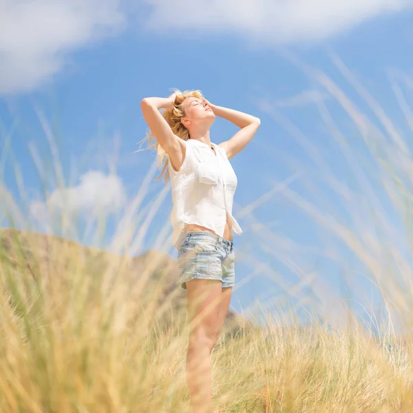 Mujer feliz libre disfrutando del sol en vacaciones . —  Fotos de Stock