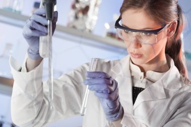 Bilim laboratuarında çalışan genç bir bilim adamı..