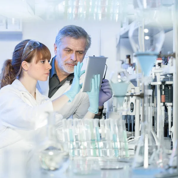 Gesundheitsforscher arbeiten im wissenschaftlichen Labor. — Stockfoto