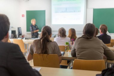 Üniversitede öğretim görevlisi..
