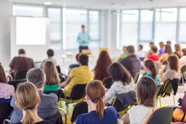 Palestrante dando apresentação em conferência de negócios. — Fotografia de Stock