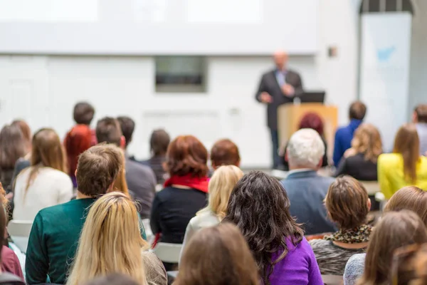 Publikum im Hörsaal. — Stockfoto