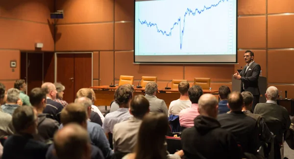 Wirtschaftssprecher hält Vortrag im Konferenzsaal. — Stockfoto