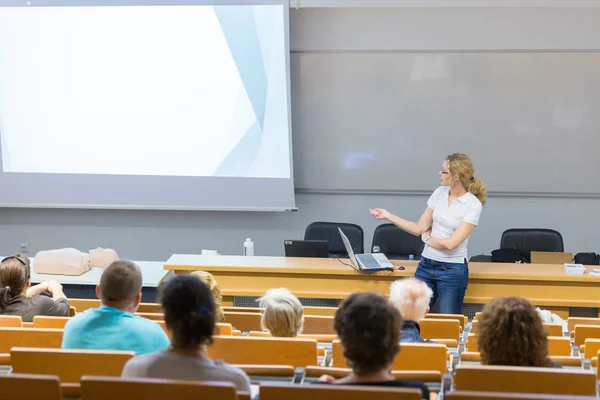 Instructor de enseñanza de primeros auxilios taller de resucitación cardiopulmonar. — Foto de Stock