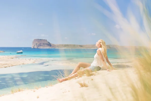 Zrelaksowany, szczęśliwą kobietą, ciesząc się słońcem na wakacje. — Zdjęcie stockowe
