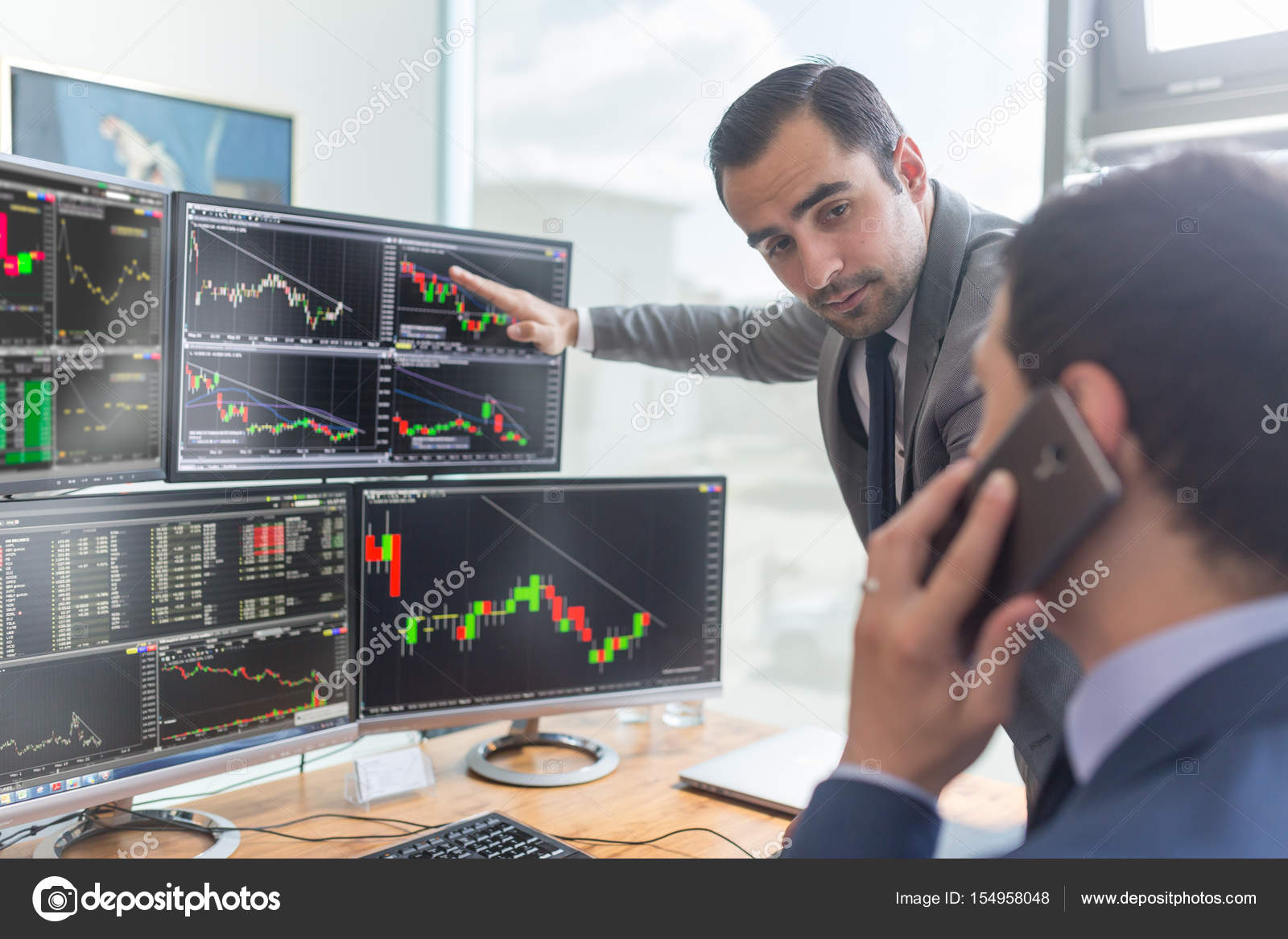 看着电脑屏幕，网上交易的股票经纪人. — 图库照片©kasto＃154958048