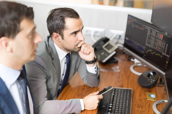 Corretores de ações olhando para telas de computador, negociação on-line. — Fotografia de Stock