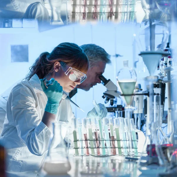 Исследователи здравоохранения, работающие в научной лаборатории. — стоковое фото