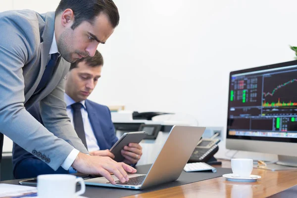 Business team op afstand oplossen van een probleem bij zakelijke bijeenkomst met behulp van laptopcomputer en touchpad. — Stockfoto