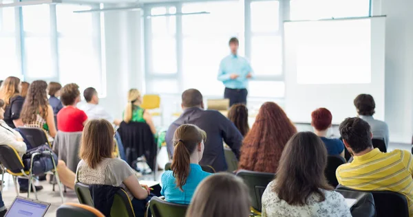 Palestrante dando apresentação em conferência de negócios. — Fotografia de Stock