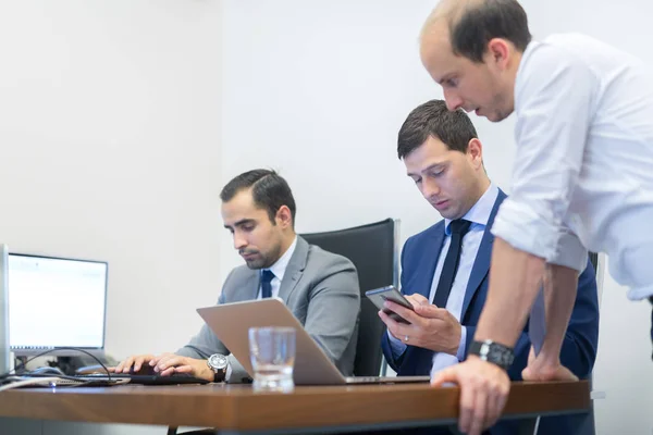 Empresarial chalessteam trabalhando em escritório moderno. — Fotografia de Stock