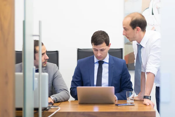 Empresarial chalessteam trabalhando em escritório moderno. — Fotografia de Stock