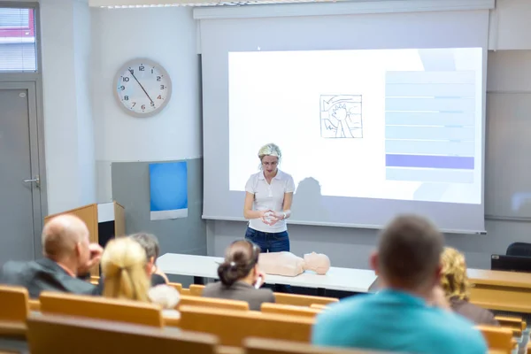 Instrutor de ensino de primeiros socorros oficina de ressuscitação cardiopulmonar. — Fotografia de Stock